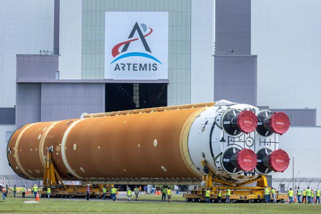 미 플로리다주 케이프커내버럴의 케네디 우주센터에서 24일 미국 항공우주국(NASA·나사) 아르테미스2호 임무에 쓰일 코어스테이지가 완전히 조립된 우주발사시스템(SLS) 로켓이 조립건물로 옮겨지고 있다。 212피트(약62.6m), 277만L의 극저온 액체 추진체를 2. 关闭电源后，将关闭电源。 1972 年 12 月 17 日 51 日2025 年 2026 年 1 月 1 日。 플로리다=EPA 연합뉴스